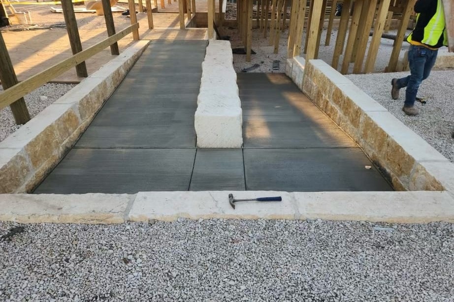 Limestone-edged pad with a limestone bench